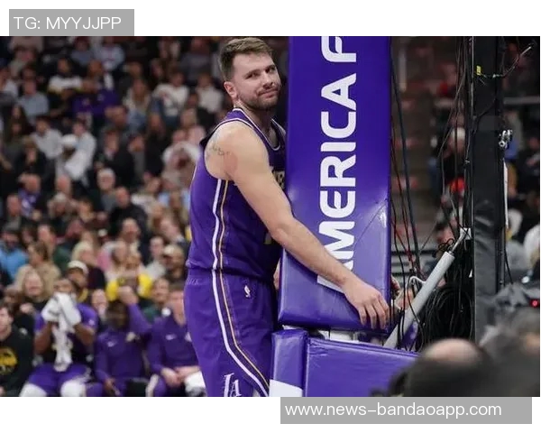 东契奇背打博格丹遭遇撞击疑似小腿受伤引发关注